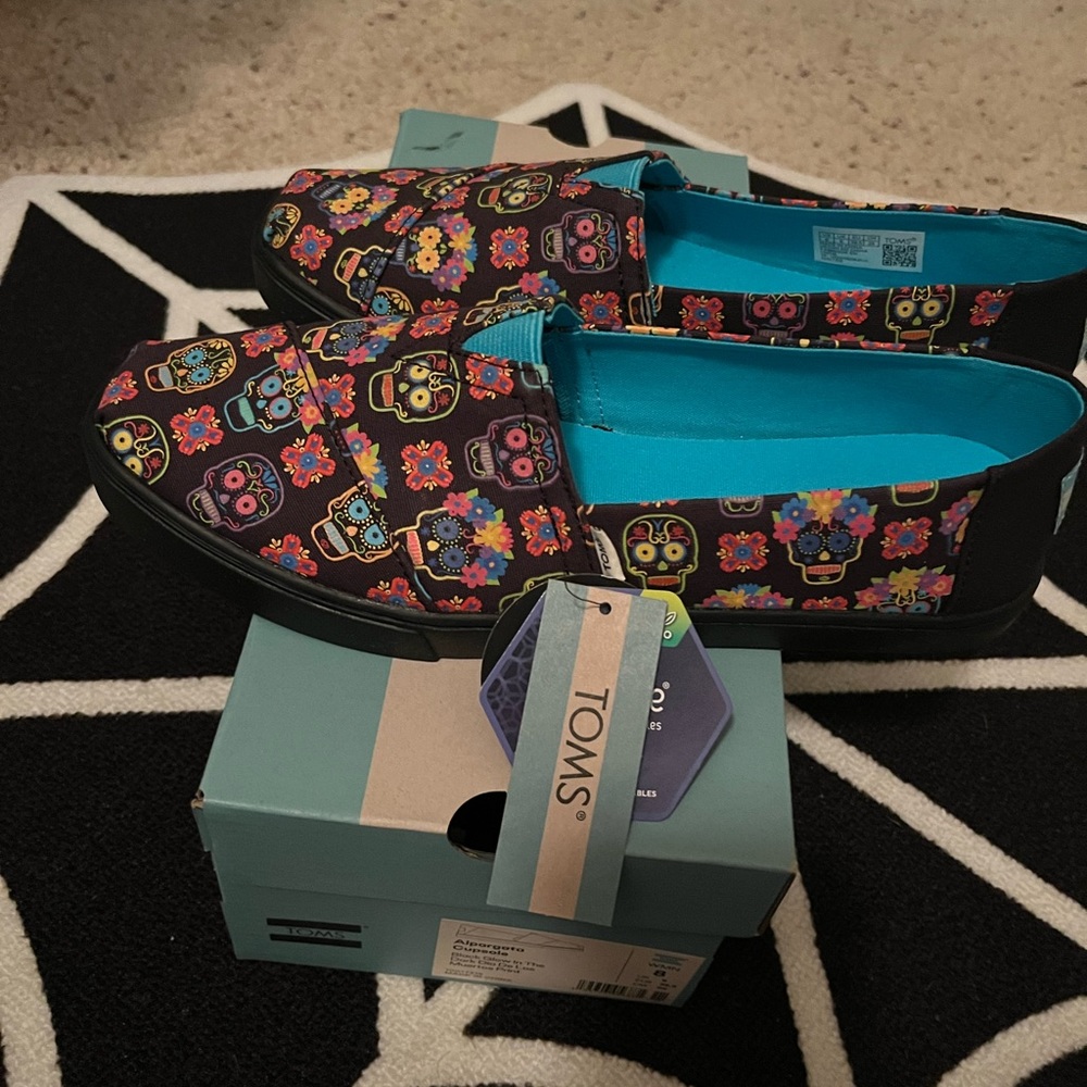 NIB Tom’s sugar skull Dia de los Martos shoes